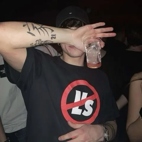 Jovem em festa com tatuagens