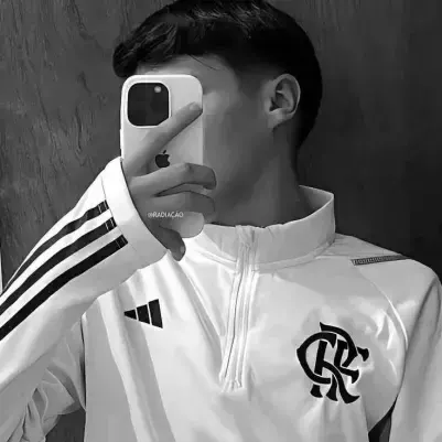 Jovem com camisa do Flamengo