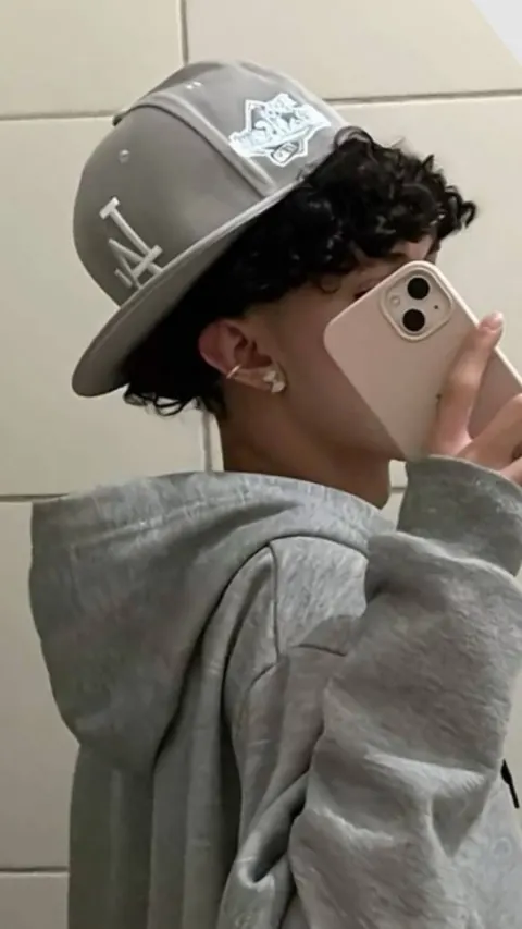 Jovem com boné e moletom