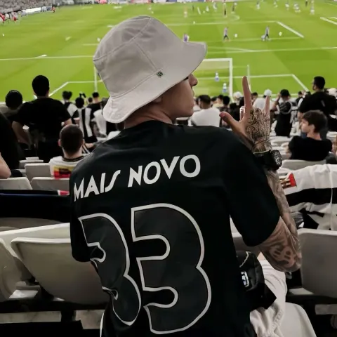 Jovem em estádio de futebol