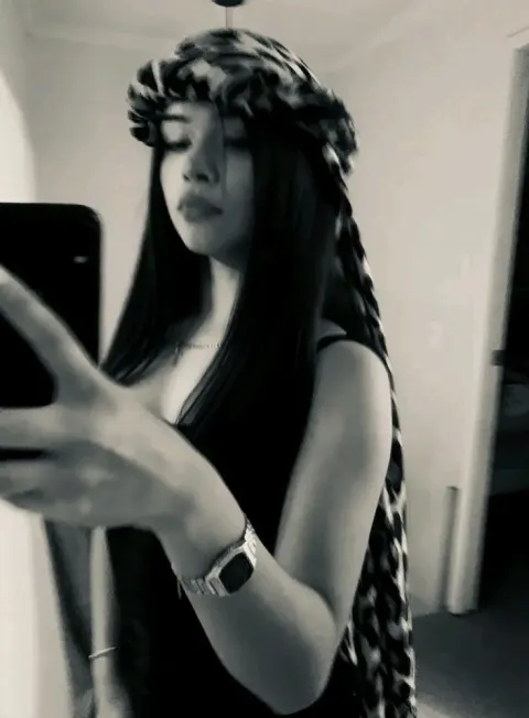 Jovem com bandana estilo selfie