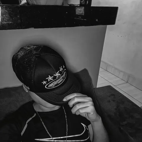 Rapaz com boné e camiseta Nike