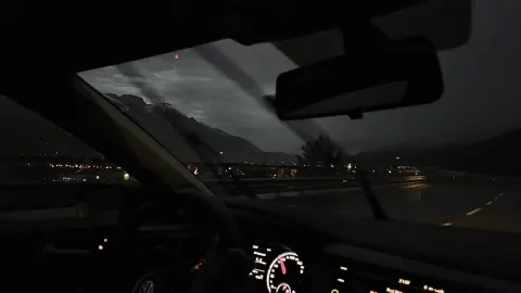 Viagem noturna chuvosa em um Volkswagen