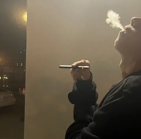 Jovem fumando vape