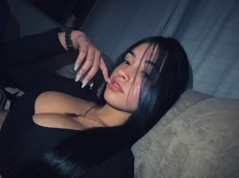 Jovem mulher em pose casual
