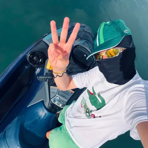 Jovem em jet ski com estilo casual