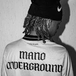 Jovem com bandana e camisa Mano Underground