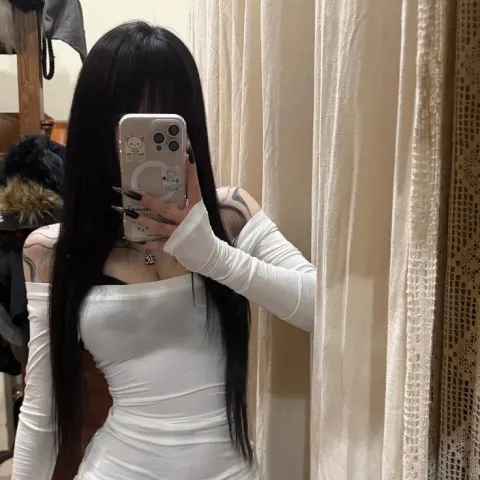 Garota com vestido branco e celular