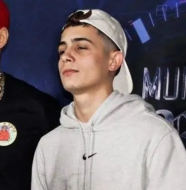 Avatar de jovem usando boné e moletom