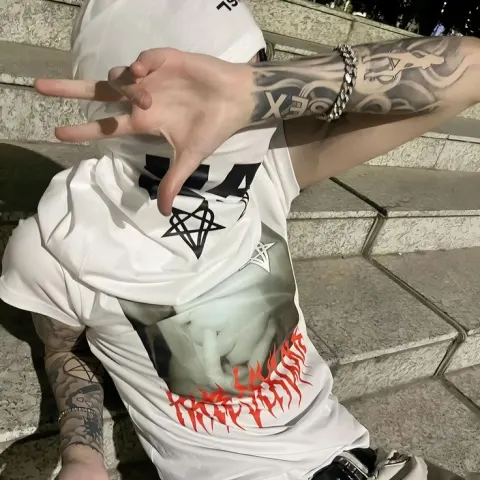 Jovem de máscara com tatuagens