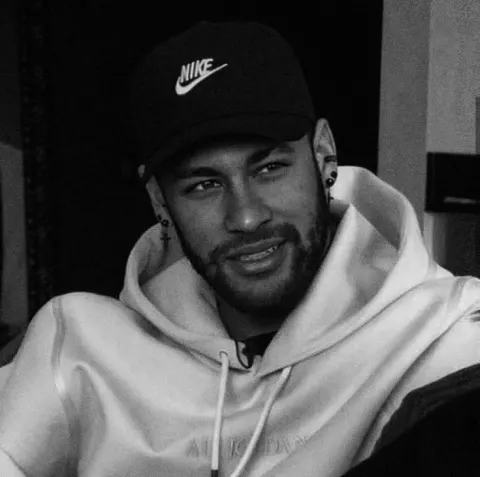 Neymar Jr de boné