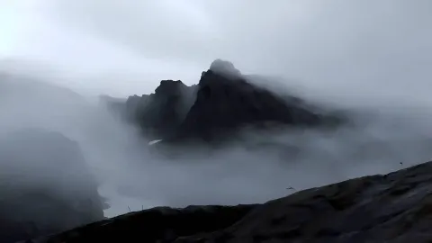 Montanhas nubladas em preto e branco
