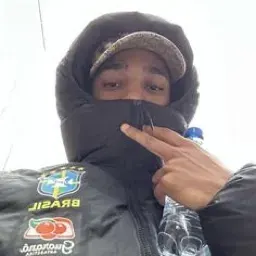 Jovem vestindo jaqueta do Brasil