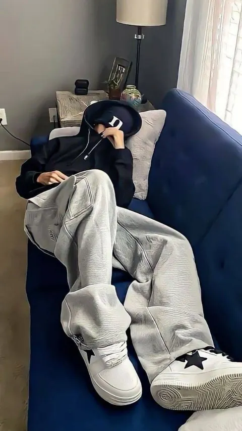 Jovem de streetwear no sofá