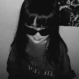 Avatar feminino estilo aesthetic em preto e branco