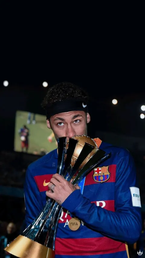 Neymar Jr com troféu do Mundial de Clubes