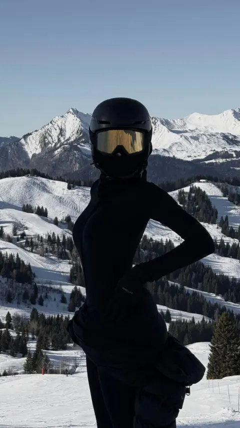 Esquiadora em montanhas nevadas