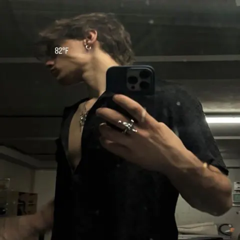 Jovem tirando selfie no espelho