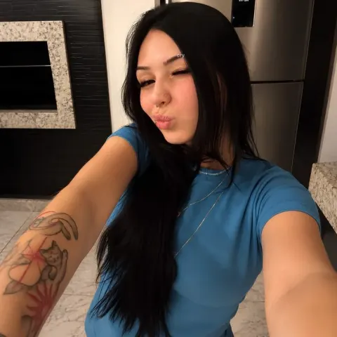 Garota jovem fazendo selfie