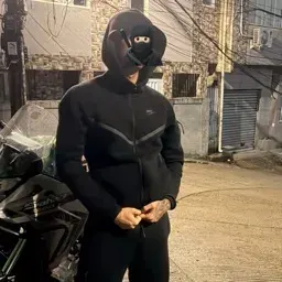 Jovem de jaqueta com máscara e capuz