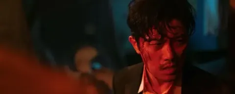 Homem ferido em cena de ação