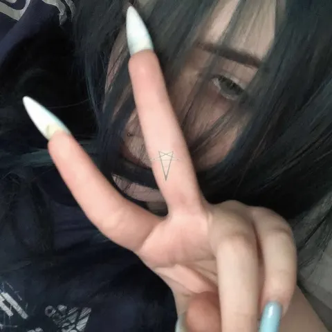 Garota com sinal de paz e tatuagem
