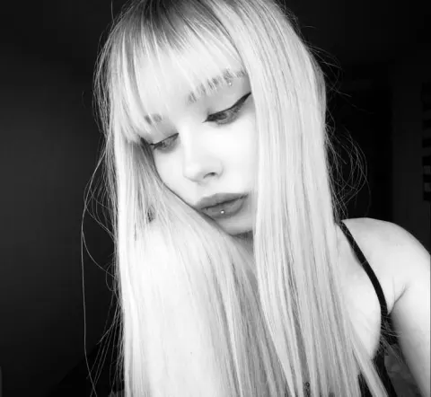 Jovem mulher loira em preto e branco