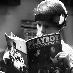 Criança lendo revista