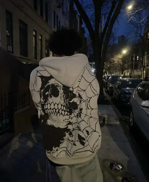 Jovem de moletom com estampa de caveira