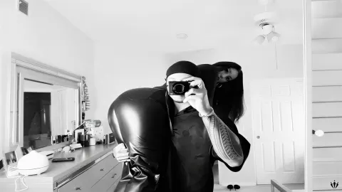 Casal em selfie no espelho