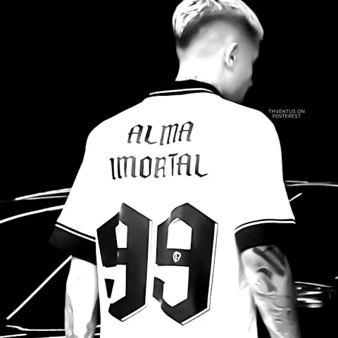 Jovem com camisa Alma Imortal