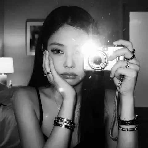 Jennie Kim selfie espelho